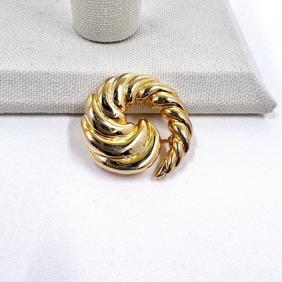 Vintage Nautilus Seashell Gold Tone Pin / Brooch - Picture 1 of 4